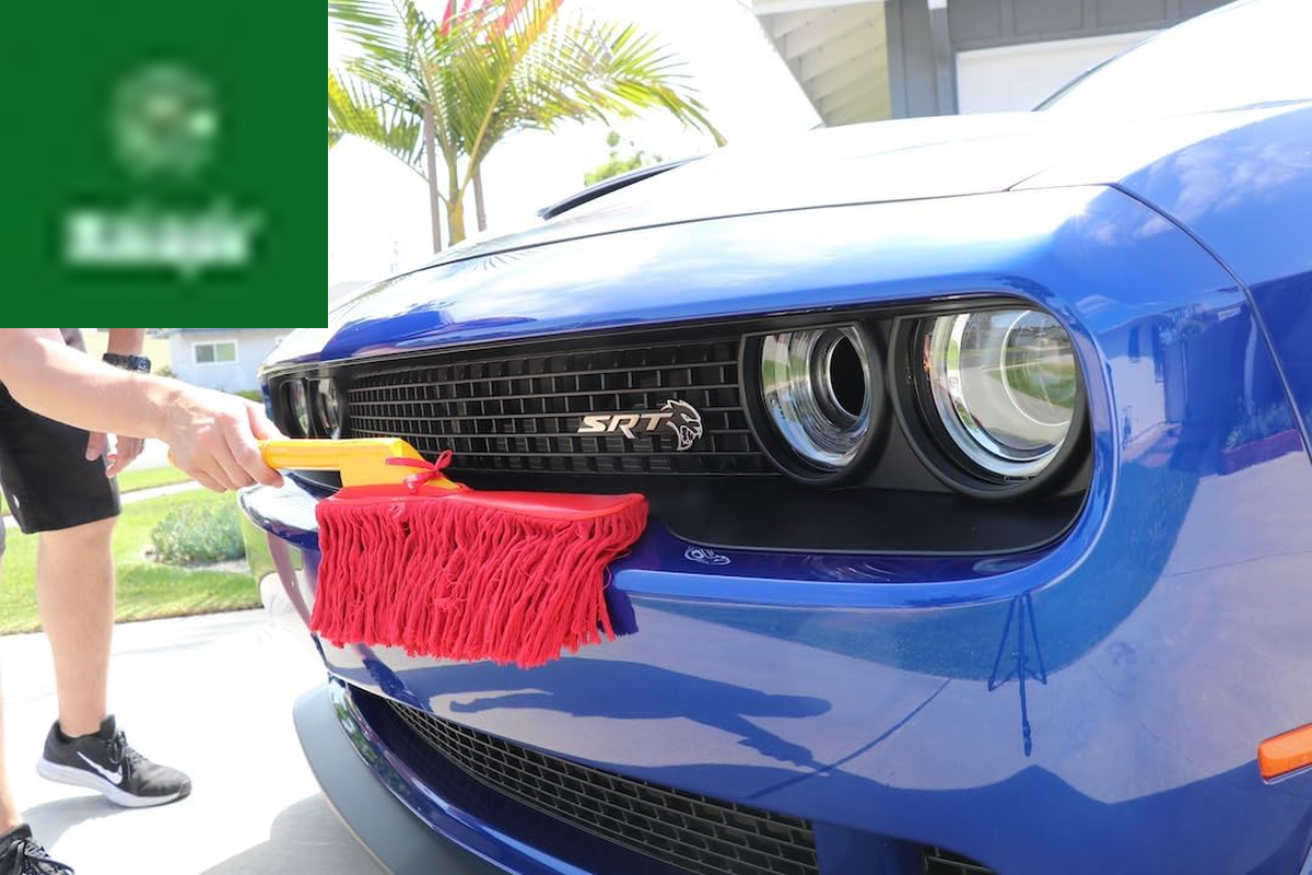 62442 Standard Car Duster with Wooden Handle,Red